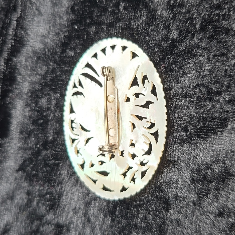 Carved Brooch - Picture 4 of 4